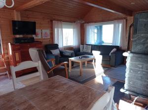 a living room with a couch and a table at Huvila Lahdenranta in Räyrinki