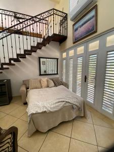 une chambre avec un lit et un escalier dans l'établissement Sabana Cottage Village, à Camuy 55 autres photos