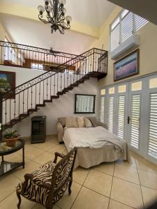 une chambre avec un lit et un escalier dans l'établissement Sabana Cottage Village, à Camuy