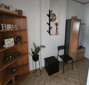 a living room with a chair and a mirror at Rynek-Centrum in Olsztynek