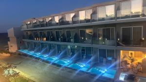 Bazén v ubytování Golden Coast Suites nebo v jeho okolí