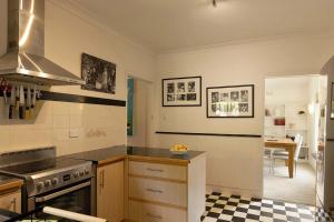 une cuisine avec une cuisinière et un comptoir dans l'établissement Cosy Candlewick Cottage - A Mount Beauty Delight, à Mount Beauty