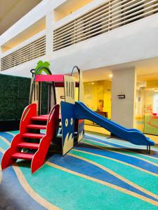 - Zona de juegos infantil con tobogán en Modern-esque Room at Megaworld, en Iloilo City