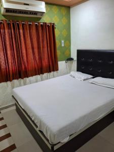 艾哈迈达巴德Hotel runway rest的房间里有一张大床