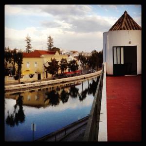 タヴィラにあるAl-Gharb Tavira Eco GuestHouseの川の隣の建物