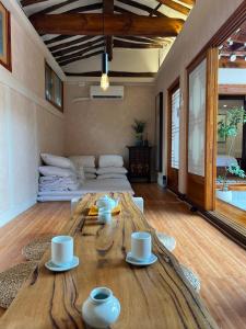 ein Wohnzimmer mit Tisch und Bett in der Unterkunft Seoul Bukchon Homi Hanok in Seoul