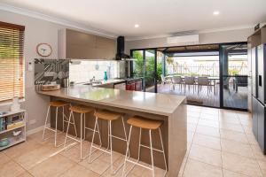 Dapur atau dapur kecil di Happy Daze Beach House-Pool