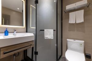 Hanting Hotel Beijing West Railway Station South Square的一间浴室
