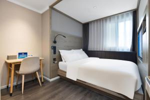 Hanting Hotel Beijing West Railway Station South Square客房内的一张或多张床位