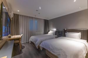Hanting Hotel Beijing West Railway Station South Square客房内的一张或多张床位