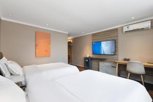 Hanting Hotel Beijing West Railway Station South Square客房内的一张或多张床位
