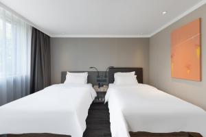 Hanting Hotel Beijing West Railway Station South Square客房内的一张或多张床位