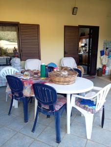 索拉纳斯B&B Is Pranus a Mari Casa Privata的一张带椅子的白色桌子和一个篮子