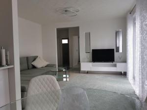 un soggiorno con un divano e una TV di Ferienwohnung Edelweiß a Rust