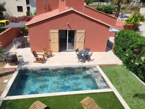 a small swimming pool in front of a house at Villa cosy avec piscine à Collioure in Collioure