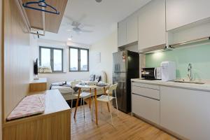 eine Küche mit Tisch und Esszimmer in der Unterkunft Riveria City By Nexx Field in Kuala Lumpur