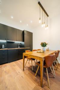 Un comedor con mesa y sillas de madera. en Maria und Joseph Apartments, en Innsbruck