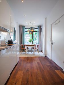 Una cocina y un comedor con mesa y sillas. en Maria und Joseph Apartments, en Innsbruck