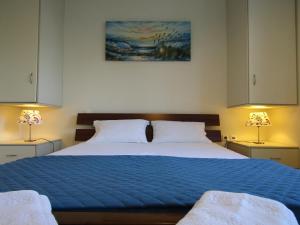 Postel nebo postele na pokoji v ubytování Barbati Beach Holiday Apartment, Corfu,Greece