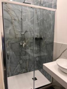 una ducha con puerta de cristal en un baño en International Hotels, en Nápoles