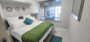 Postel nebo postele na pokoji v ubytování Coastal Beach Escape