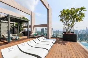 einen Balkon eines Gebäudes mit Stadtblick in der Unterkunft Riveria City By Nexx Field in Kuala Lumpur