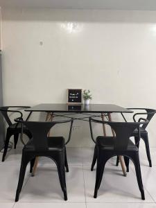 - une table noire avec deux chaises et un ordinateur portable dans l'établissement Condo Studio at Baguio Fog Fern Transient Home, à Baguio 4 autres photos