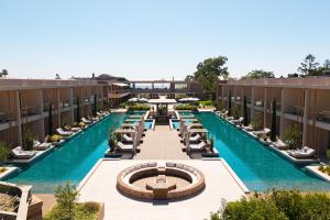 una imagen de una piscina en un hotel en Royal Pearl Island Chios Hotel and Spa, en Chios