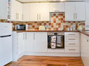Dapur atau dapur kecil di The Firs Lodge