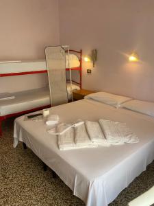 Postel nebo postele na pokoji v ubytování HOTEL Donati