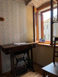 a wooden desk in a room with a window at Rooms Poli Luce - Room Pepa in Gračišće
