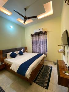 a bedroom with a bed and a ceiling fan at Sangha Heritage in Jalandhar