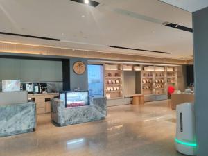 北京市にあるJI Hotel Beijing Lize Business Wanfeng Roadの時計付きの店ロビー