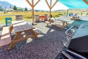 Cute Tiny Cabin near Yellowstone National Park for an Unforgettable Getaway in Emigrant, Montana ...