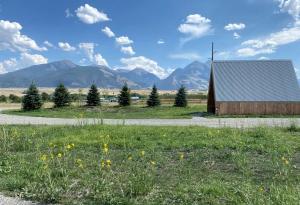 Beautiful Safari Tent with Wonderful Glampground Amenities near Yellowstone National Park in ...