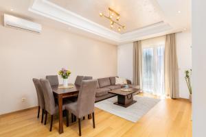 赫尔采格诺维Apart hotel M S KATUNJANIN的带沙发和桌子的客厅