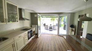 Kuchyň nebo kuchyňský kout v ubytování Tolles Apartment mit großer, überdachter Terrasse