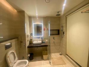 Koupelna v ubytování Hotel V Hazratganj