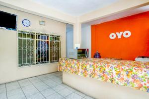 a room with an omo sign on the wall at OYO Hotel Margarita in Tlaquiltenango