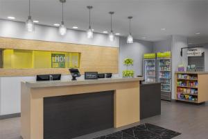 爱达荷福尔斯希尔顿欣庭套房酒店的厨房或小厨房