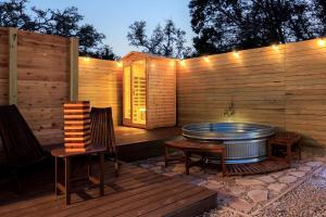 Fotografie z fotogalerie ubytování Impressive Intimate Tiny Cabin with Lofted Interior and Outdoor Shower in Texas v destinaci Woodcreek