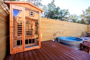 Fotografie z fotogalerie ubytování Impressive Intimate Tiny Cabin with Lofted Interior and Outdoor Shower in Texas v destinaci Woodcreek