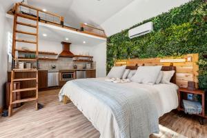 Kuchyň nebo kuchyňský kout v ubytování Impressive Intimate Tiny Cabin with Lofted Interior and Outdoor Shower in Texas + 31 fotografií