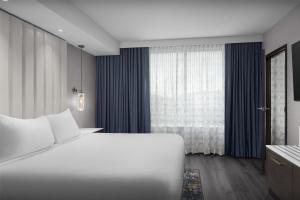 Embassy Suites By Hilton Pigeon Forge Resort客房内的一张或多张床位