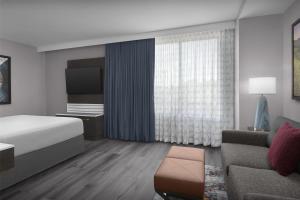 Embassy Suites By Hilton Pigeon Forge Resort的电视和/或娱乐中心
