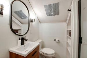 Koupelna v ubytování Amazing Tented Cabin with Hot-tub in Scottsboro, Alabama + 30 fotografií