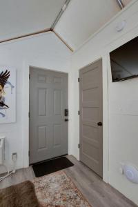 TV a/nebo společenská místnost v ubytování Amazing Tented Cabin with Hot-tub in Scottsboro, Alabama