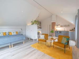 StrullendorfDer Kirschbaumhof的一间卧室,里面有一张床、两把椅子和一张桌子