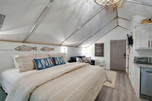 Ένα ή περισσότερα κρεβάτια σε δωμάτιο στο Incredible Tented Cabin Nestled Amidst Trees in Scottsboro, Alabama