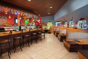 Sohvabaar või baar majutusasutuses La Quinta Inn by Wyndham Cocoa Beach-Port Canaveral